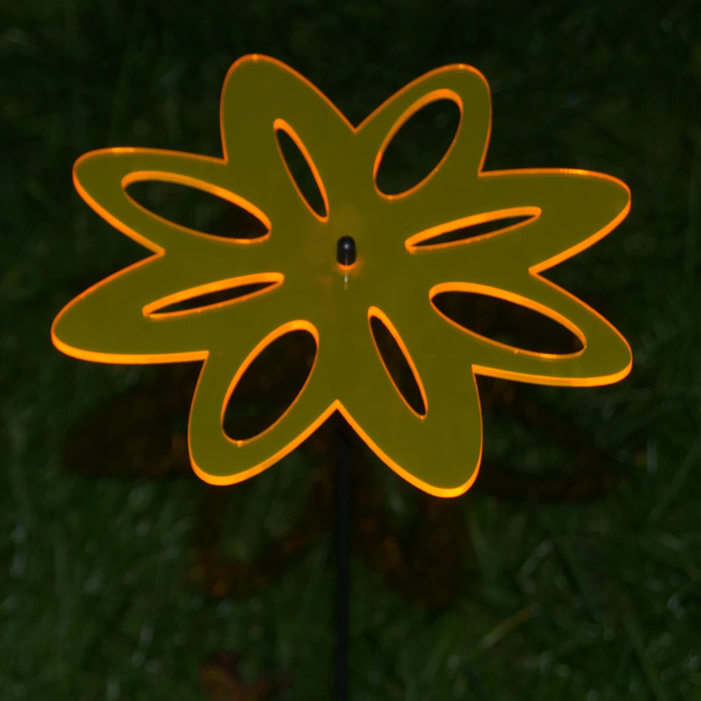 Sonnenfänger Blume in Orange bei Dämmerung